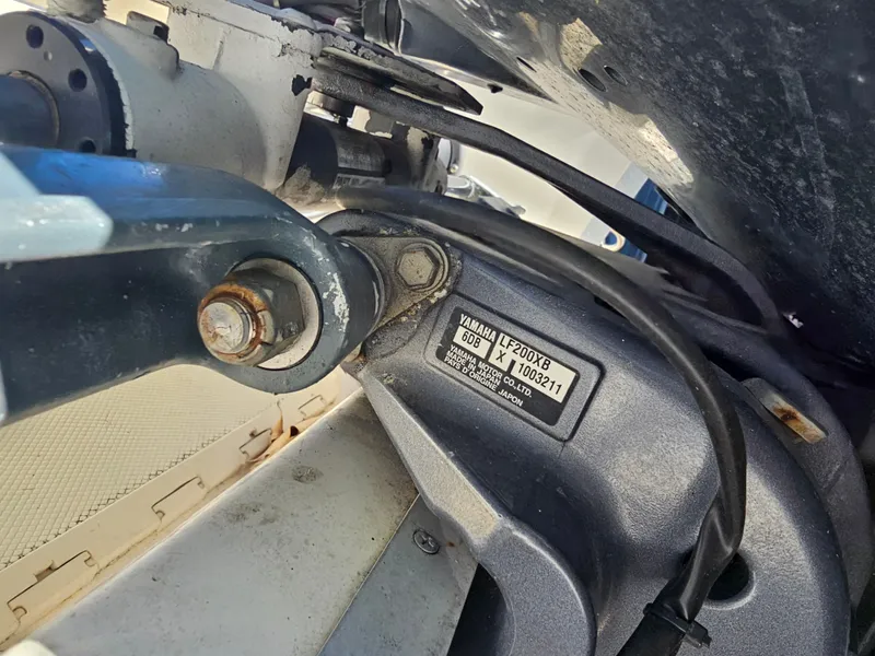 Slide: The Image of Yamaha LF200X8 engine on Hydra-Sports 2000 DC boat, year 1990. - 19