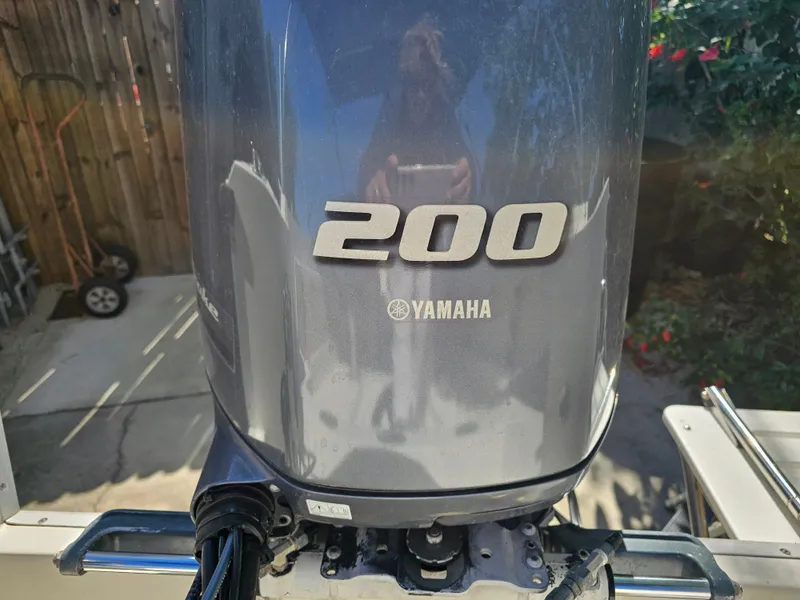 Slide: The Image of Yamaha 200 outboard motor on Hydra-Sports 2000 DC boat, year 1990. - 9