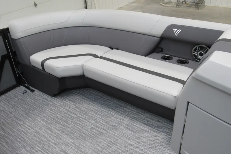 Slide: The Image of Throttle control and capacity label on 2026 Viaggio Lago V22U boat. - 9