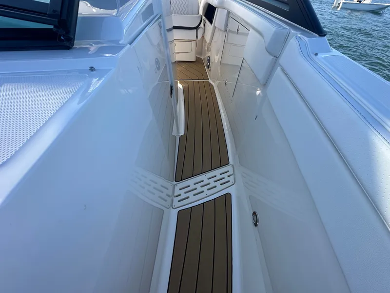 Slide: The Image of Sea Ray SLX 400 2024 - 13