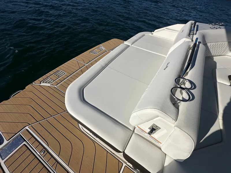 Slide: The Image of Sea Ray SLX 400 2024 - 35