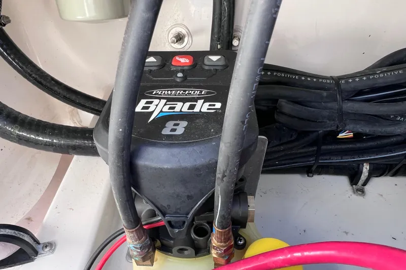 Slide: The Image of Power-Pole Blade 8 hydraulic system in 2024 Everglades 243 Center Console boat. - 27