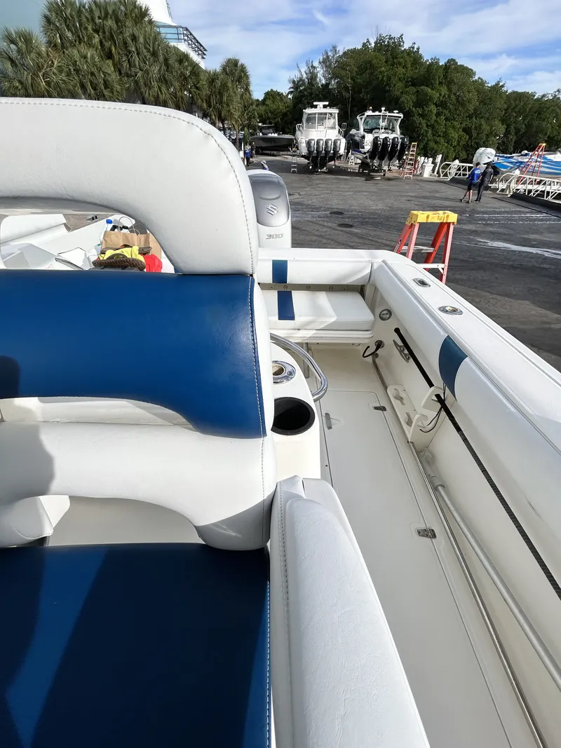 Slide: The Image of Boston Whaler 320 Outrage 2006 - 10