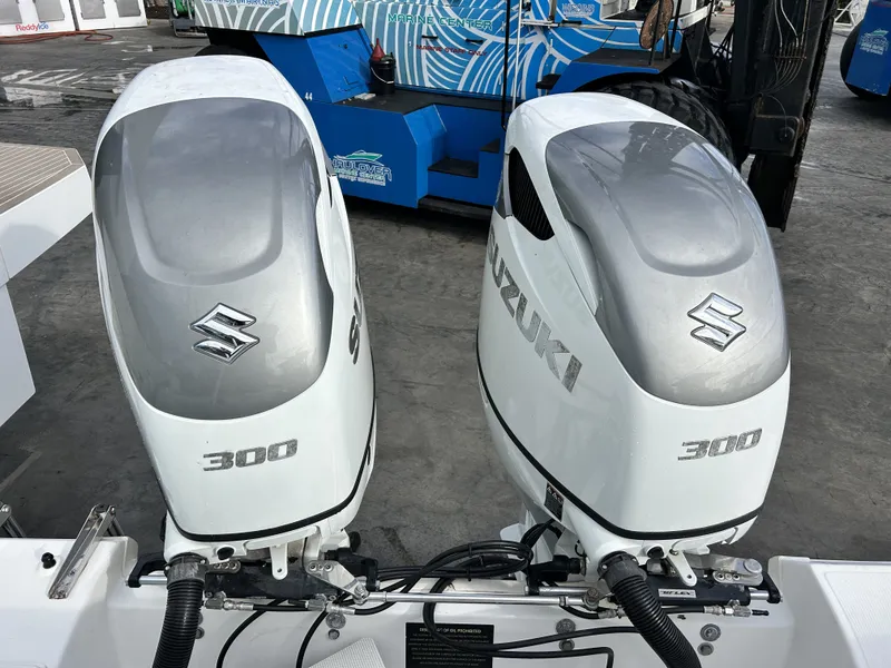 Slide: The Image of Boston Whaler 320 Outrage 2006 - 42