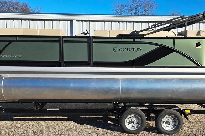 Slide: The Image of 2026 Sweetwater 2086 CRUISE pontoon boat on trailer, side view. - 9