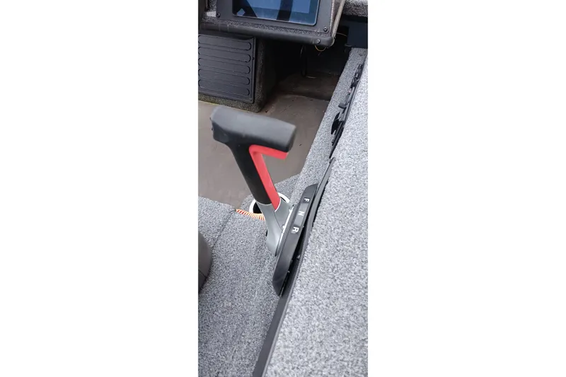 Slide: The Image of Throttle control lever in 2025 Ranger ALPHA 208 boat cockpit. - 17