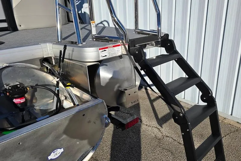 Slide: The Image of Sweetwater 2286 SBC 2026 boat capacity label: 15 persons, 2120 lbs, 300 HP motor. - 9