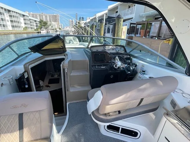 Slide: The Image of Sea Ray Sundancer 310 2016 - 6