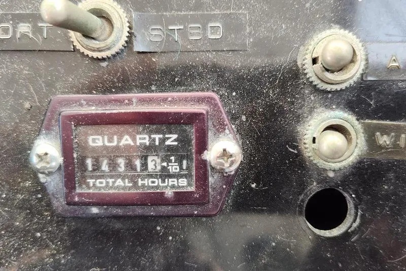 Slide: The Image of 1987 Albin Family Cruiser dashboard with quartz hour meter reading 1431 hours. - 11