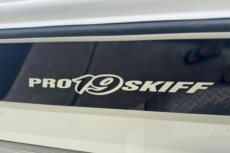 Slide: The Image of 2017 Mako Pro Skiff 19 CC boat logo on hull. - 18
