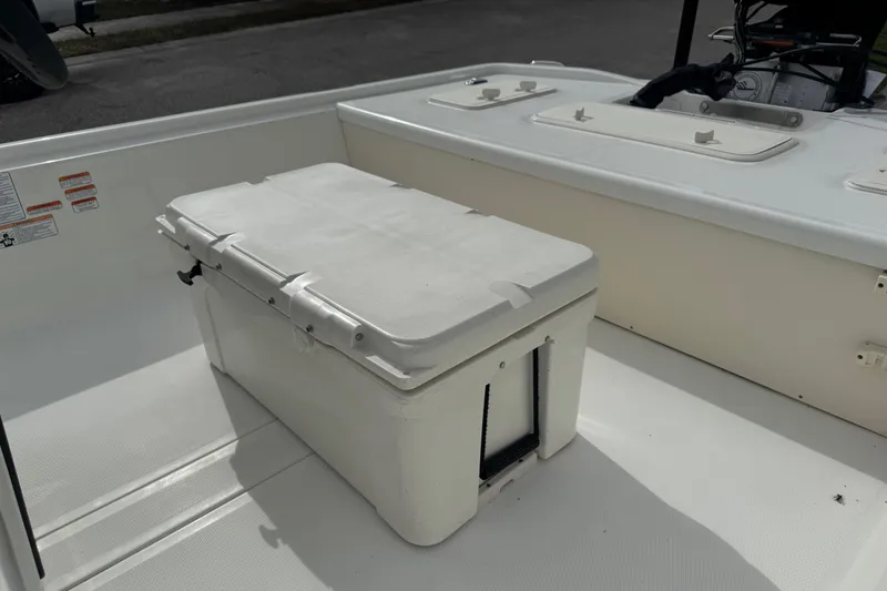 Slide: The Image of 2017 Mako Pro Skiff 19 CC interior with storage compartment and cooler. - 25