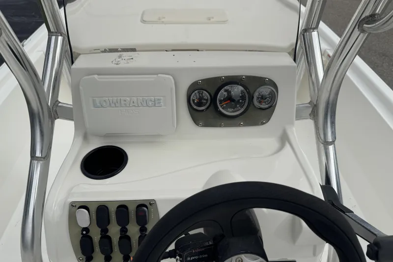 Slide: The Image of 2017 Mako Pro Skiff 19 CC dashboard with gauges and Lowrance HDS system. - 43