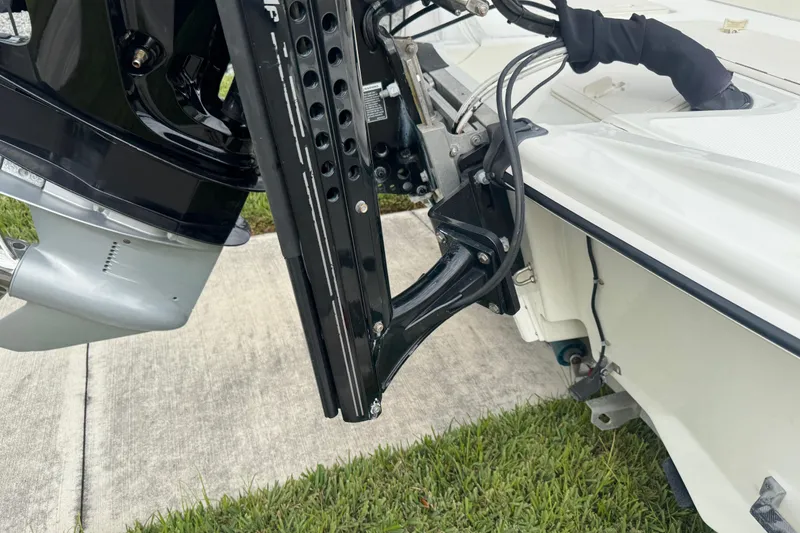 Slide: The Image of 2017 Mako Pro Skiff 19 CC boat motor and transom detail. - 8