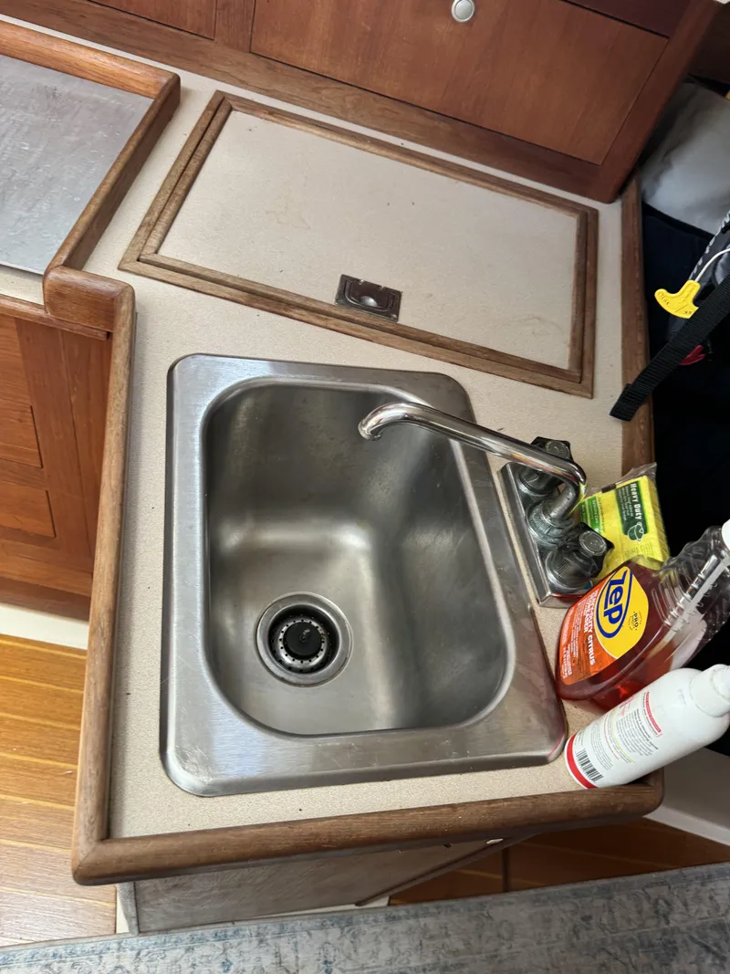 Slide: The Image of Kitchen sink in a 2000 Hunter 290 yacht. - 27
