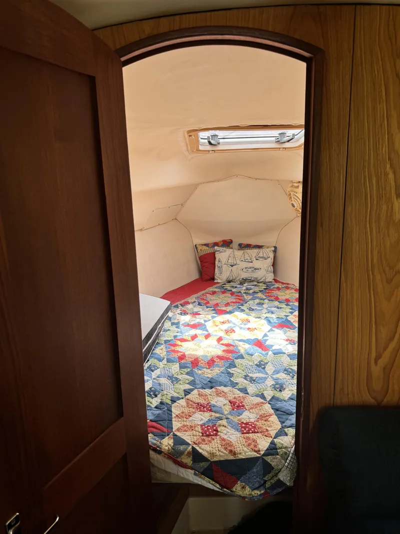 Slide: The Image of Interior of a 2000 Hunter 290 yacht with cozy bed. - 35