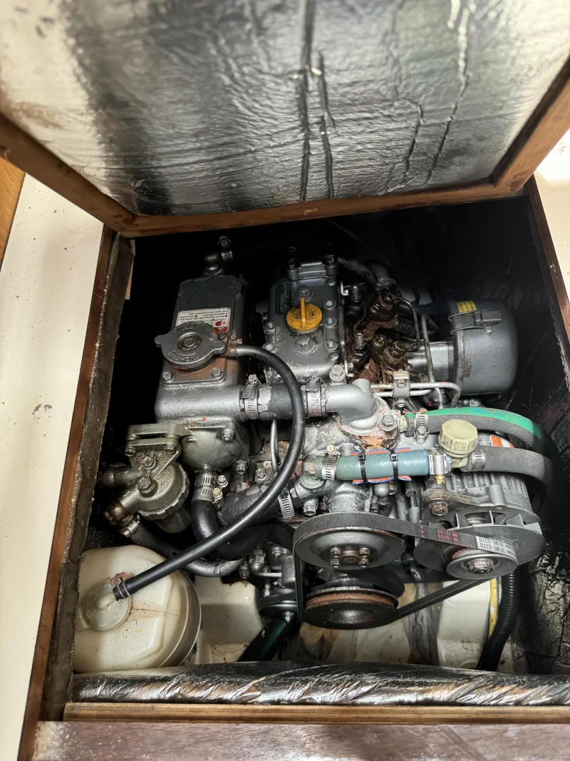 Slide: The Image of Engine compartment of a 2000 Hunter 290, displaying the engine. - 37