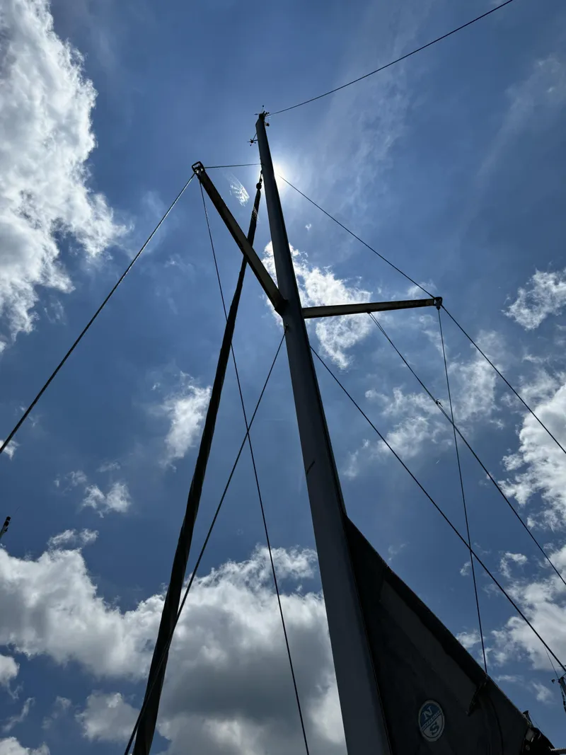 Slide: The Image of Mast of a Hunter 290 sailboat against a cloudy sky. - 48