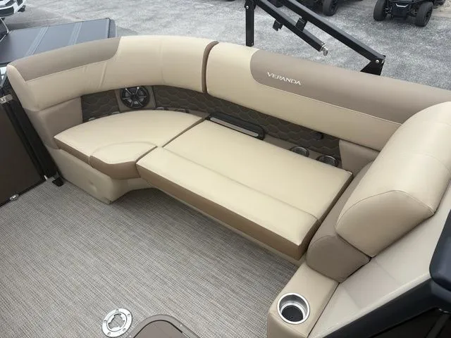 Slide: The Image of Veranda VR 235 RC 2026 - 10