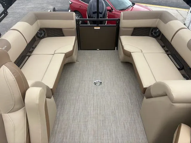 Slide: The Image of Veranda VR 235 RC 2026 - 19