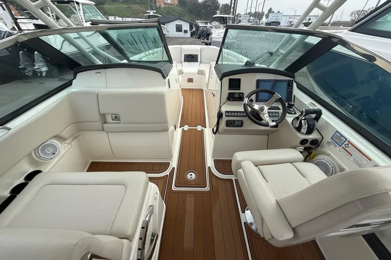 Slide: The Image of 2018 Boston Whaler 270 Vantage boat interior with modern helm and seating. - 10