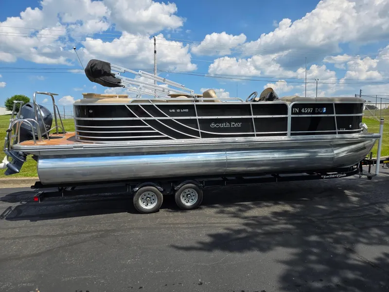 Slide: The Image of 2014 South Bay 522 E pontoon boat on trailer under a blue sky. - 4