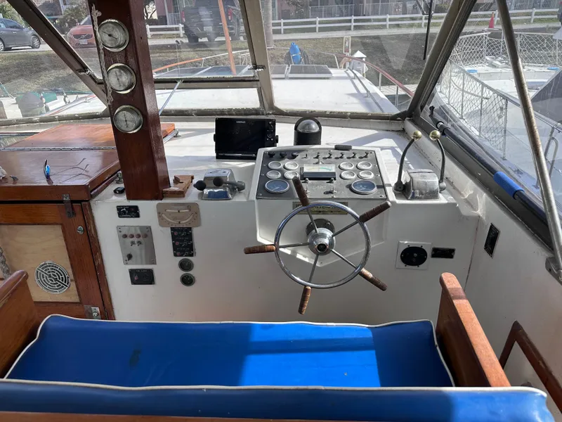 Slide: The Image of Hatteras 43 Double Cabin 1976 - 12