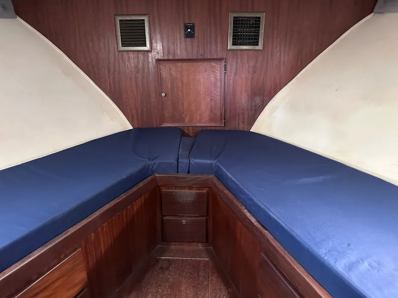 Slide: The Image of Hatteras 43 Double Cabin 1976 - 15
