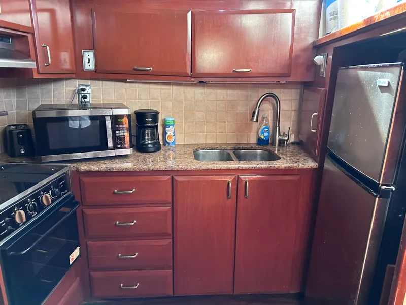 Slide: The Image of Hatteras 43 Double Cabin 1976 - 18