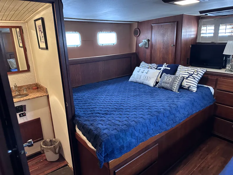 Slide: The Image of Hatteras 43 Double Cabin 1976 - 29