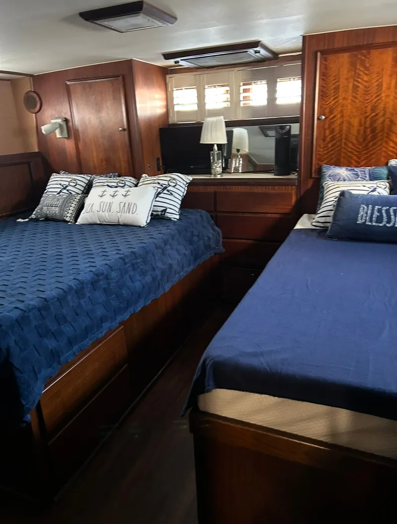 Slide: The Image of Hatteras 43 Double Cabin 1976 - 3