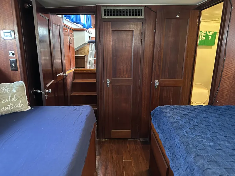Slide: The Image of Hatteras 43 Double Cabin 1976 - 30