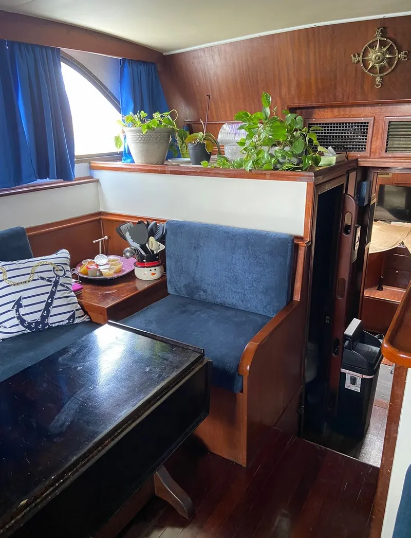 Slide: The Image of Hatteras 43 Double Cabin 1976 - 7