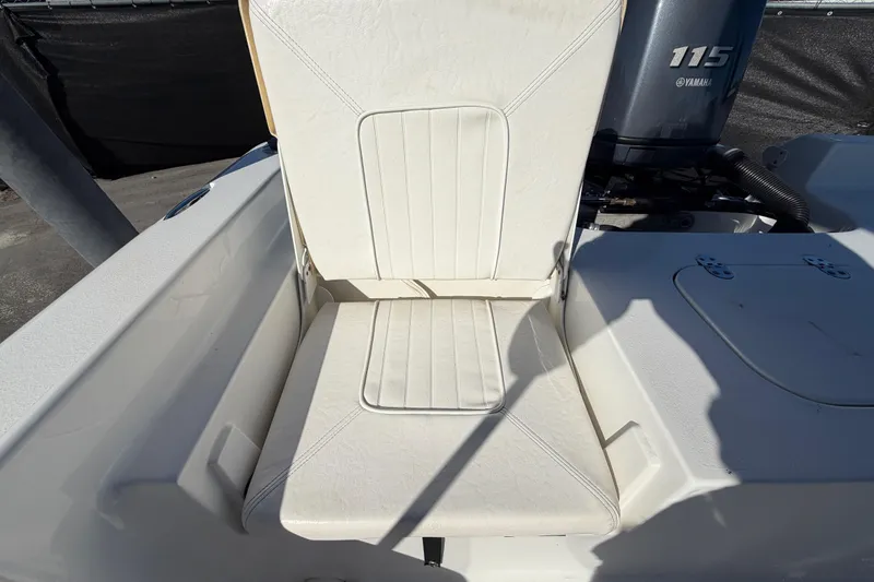 Slide: The Image of White seat on 2013 Sea Hunt XP 19 boat with Yamaha 115 engine. - 56