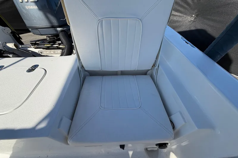 Slide: The Image of White seat on 2013 Sea Hunt XP 19 boat with Yamaha engine. - 61