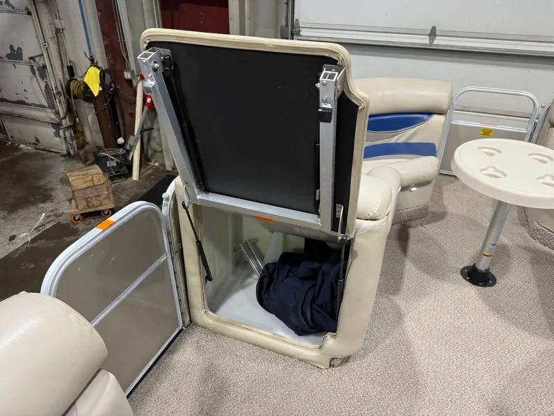 Slide: The Image of South Bay 722 Rear Lounge Pontoon & Yamaha 90HP 4-Stroke EFI 2011 - 24