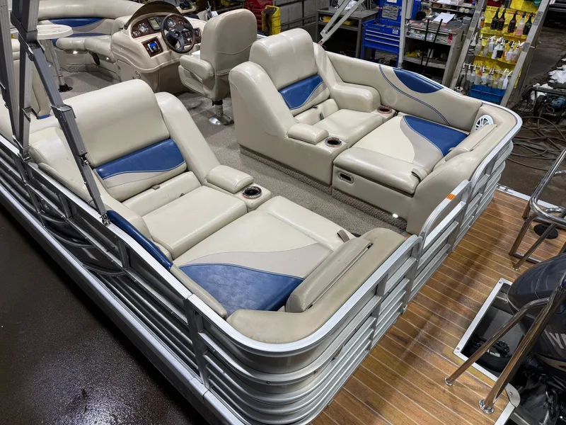 Slide: The Image of South Bay 722 Rear Lounge Pontoon & Yamaha 90HP 4-Stroke EFI 2011 - 4