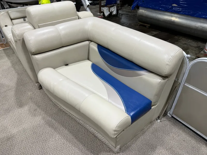 Slide: The Image of South Bay 722 Rear Lounge Pontoon & Yamaha 90HP 4-Stroke EFI 2011 - 9