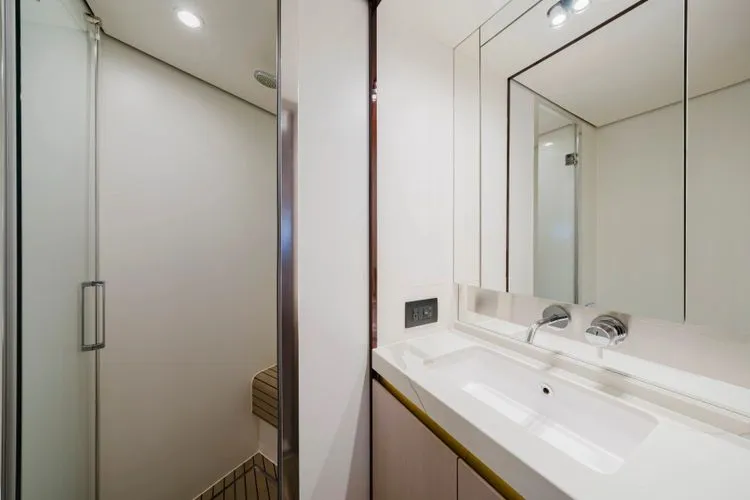 Slide: The Image of 2023 Azimut 60 Fly - Image 25 - 25