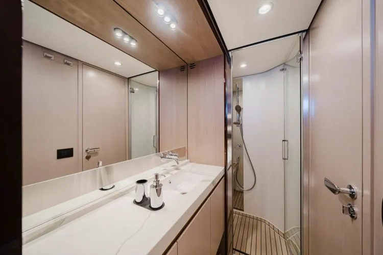 Slide: The Image of 2023 Azimut 60 Fly - Image 35 - 35