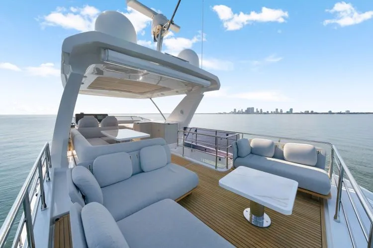 Slide: The Image of 2023 Azimut 60 Fly - Image 38 - 38