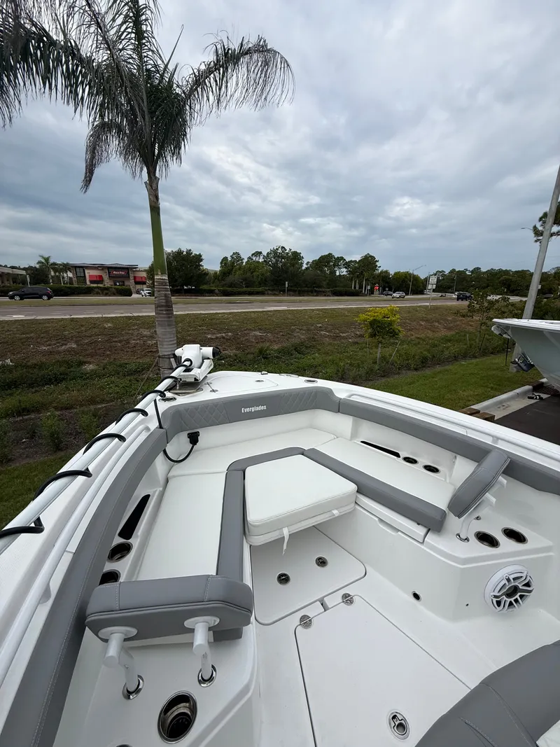 Slide: The Image of Everglades 285 Center Console 2025 - 14