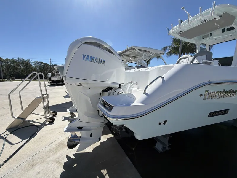 Slide: The Image of Everglades 285 Center Console 2025 - 16
