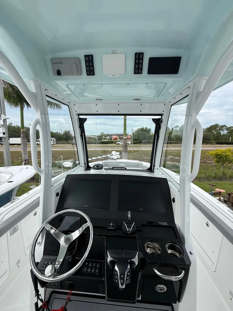 Slide: The Image of Everglades 285 Center Console 2025 - 6