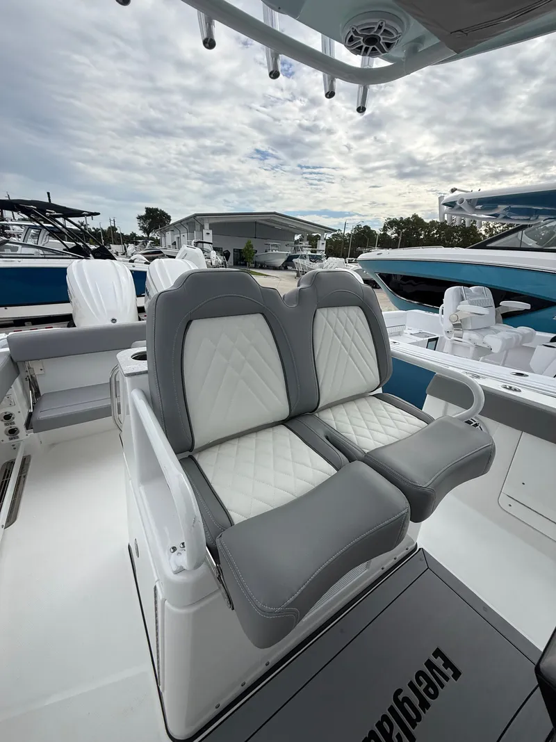 Slide: The Image of Everglades 285 Center Console 2025 - 7