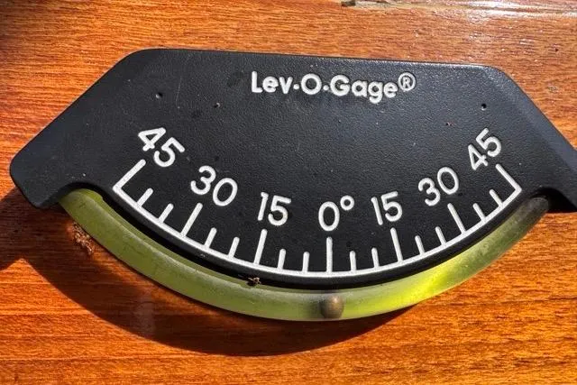 Slide: The Image of Incline gauge on 1989 Hylas 44 boat, displaying angle measurements. - 104