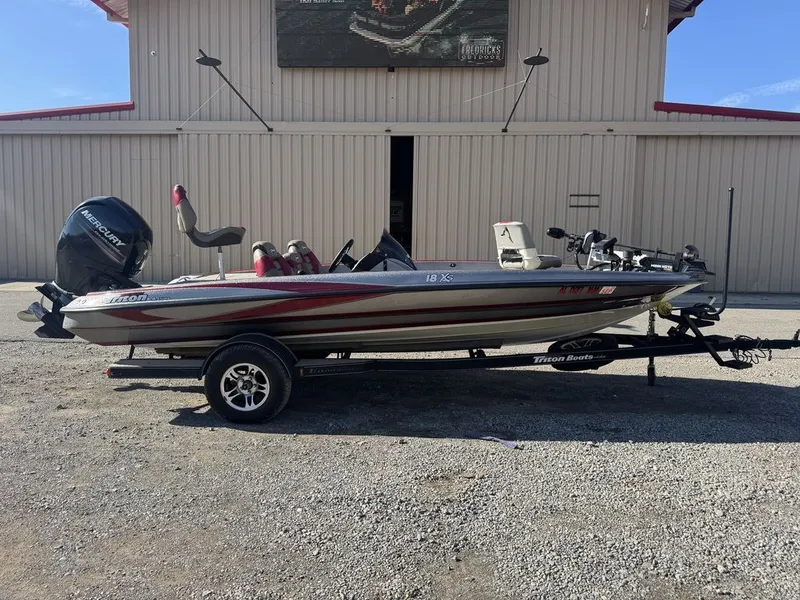 Slide: The Image of Triton 18XS 2014 - 2