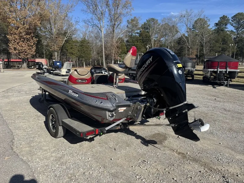 Slide: The Image of Triton 18XS 2014 - 3