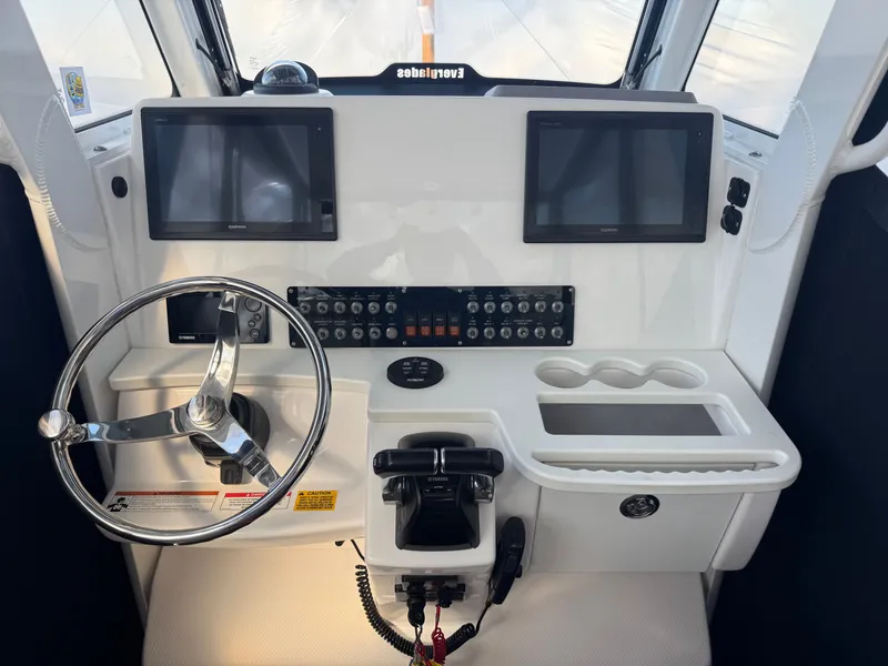 Slide: The Image of Everglades 295 Center Console 2019 - 10