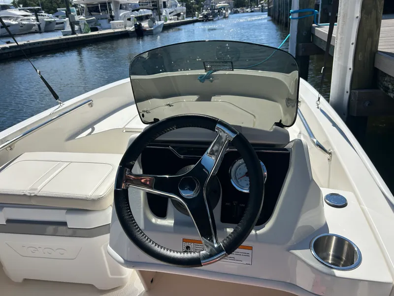 Slide: The Image of Boston Whaler 130 Super Sport 2027 - 7