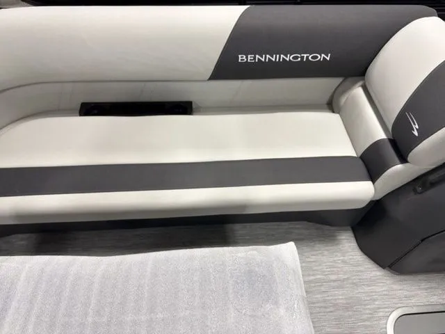 Slide: The Image of Bennington S-One Swingback 22 SSB Tritoon 2026 - 11